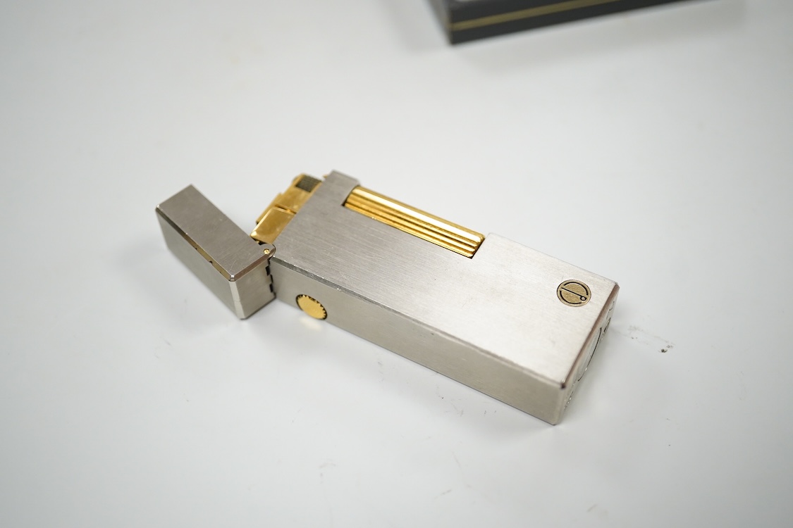 A boxed Dunhill Rollagas with brushed palladium finish and contrasting metal ignition roller-6cm high